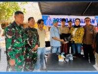Sari Yuliati Saat Menyerahkan Bantuan Secara Simbolis